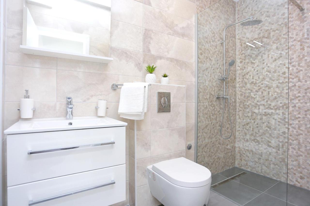 Family Friendly Apartments With A Swimming Pool Zivogosce - Porat, Makarska - 18150 Экстерьер фото